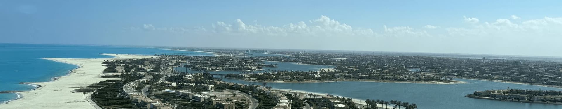 Bannerbild mit Blick auf die Küstenlandschaft von New Alamein für die Case Study der Arab Academy von EBS