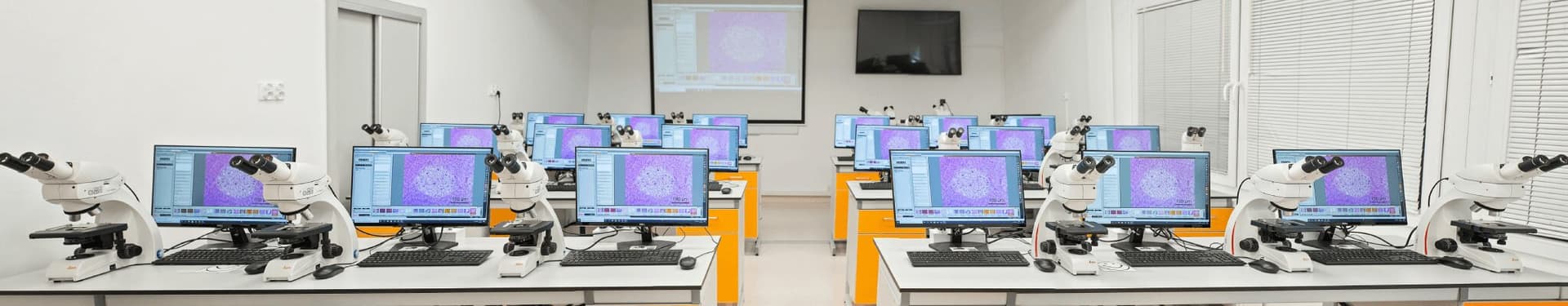Bannerbild eines modernen Mikroskopie-Labors der Copernicus Universität Torun für die Case Study von EBS