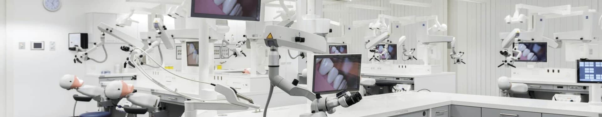 Bannerbild eines modernen Dental-Labors der Dentsply Sirona Akademie für die Case Study von EBS
