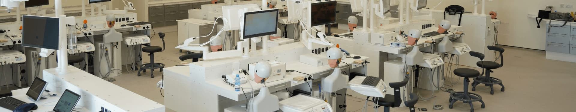 Bannerbild eines modernen Dental-Labors des Qatar Dentistry College für die Case Study von EBS