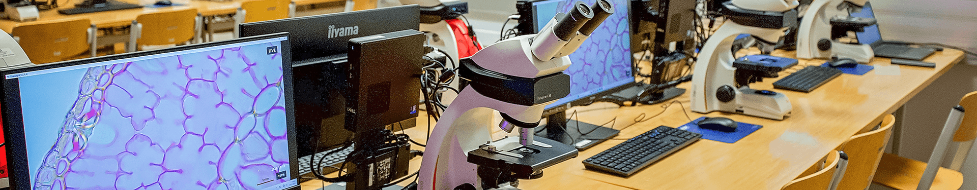 Bannerbild des Mikroskopie-Schulungslabors der Warsaw University of Life Sciences mit alphadidact® Digital